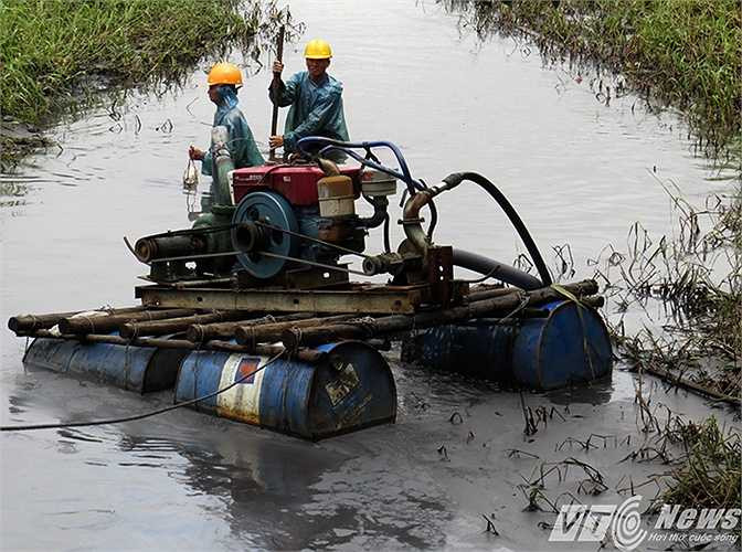 Những chiếc máy hút than từ dưới lòng kênh càng làm tăng lượng dầu than nổi lềnh bềnh trên mặt kênh chảy ra vịnh.