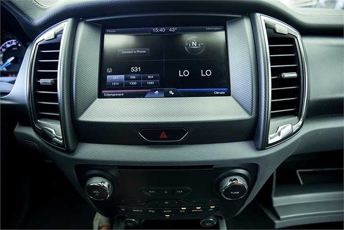 Màn hình cảm ứng trung tâm 8 inch. Phía sau tay lái là hai cụm đồng hồ mới TFT cung cấp những thông tin về xe cho người lái, cũng như các thông số về giải trí, định vị và nhiệt độ dễ dàng trong tầm mắt.