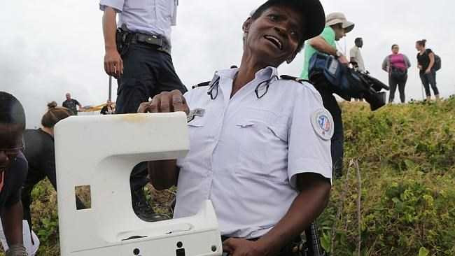 Mảnh vỡ được cho là cửa sổ máy bay mới được tìm thấy trên đảo Renion