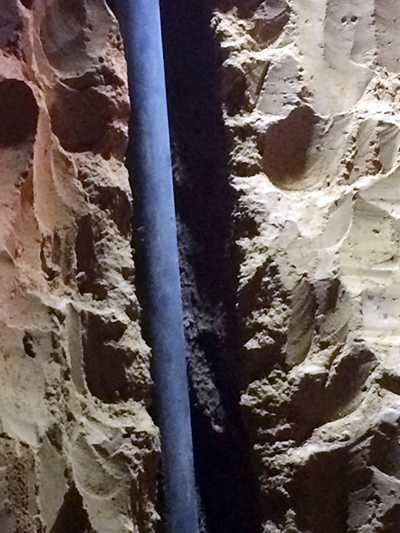 Khoảng trống cạnh đường ống khoan mà bé gái rơi xuống.