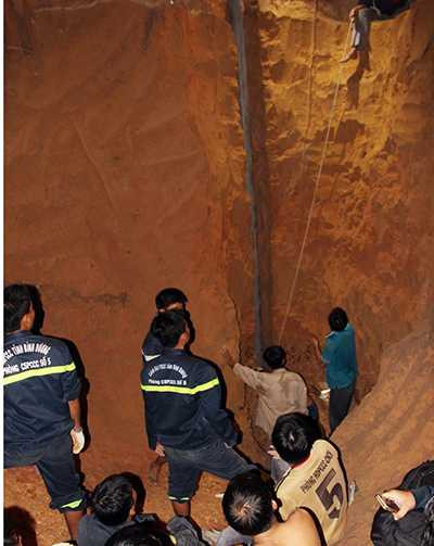 Cảnh sát đã đào sâu xuống, bơm oxy xuống cho bé gái.