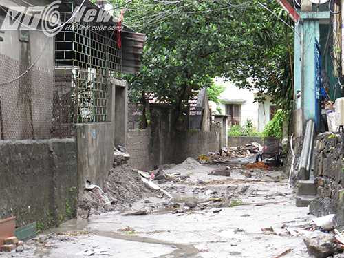 Khu dân cư vắng vẻ, hoang tàn sau trận lũ lịch sử