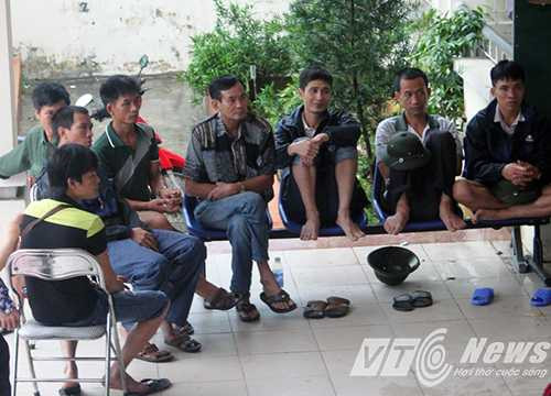 Những ánh mắt mệt mỏi, thẫn thờ sau những ngày đi lãnh nạn mưa lũ lịch sử