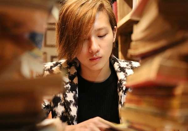 Để nuôi dưỡng giấc mơ minh tinh của con trai, mẹ Hoành Nghị nghỉ việc, đến Hàn Quốc chăm lo cho con. Tuy nhiên, sau ba tháng tập luyện, vì nhiều lý do, Hoành Nghị đã lựa chọn từ bỏ việc ở lại Hàn tiếp tục huấn luyện.