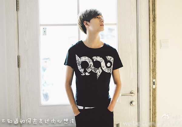 Theo thông tin chia sẻ trên Baidu, Lý Hoành Nghị có cha là quản lý cấp cao của một công ty ở Bắc Kinh, mẹ là lãnh đạo trong cơ quan chính phủ, anh trai Lý Minh Lâm là ca sĩ, nhà sản xuất âm nhạc.