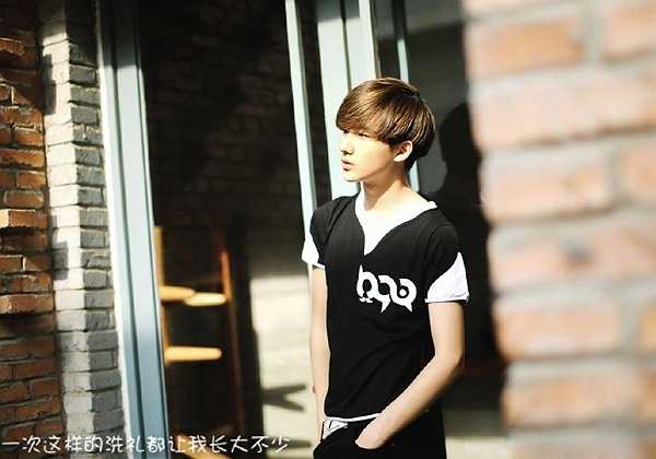 Bên cạnh đó, cậu bạn 17 tuổi còn mở cửa hàng thời trang online và tự làm mẫu cho các sản phẩm của mình.