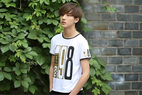 Nhiều fan nhận xét vẻ đẹp của Lý Hoành Nghị có nét hao hao Jang Geun Suk khi để tóc dài và giống Lee Min Ho, Kim Bum, Lâm Canh Tân với mái tóc ngắn.