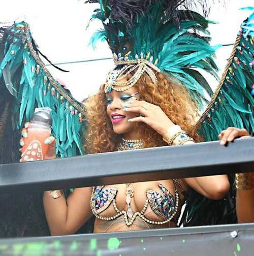 Miranda Kerr tình tứ bên bạn trai, Rihanna lộ eo bánh mì