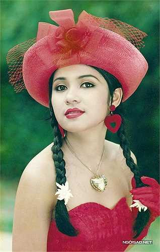 Việt Trinh cười nắc nẻ khi xem lại những hình ảnh mình chụp ngày xưa. Chị nhớ như in thói quen của từng người khi chụp ảnh, với chị và Diễm Hương thì có gì đó hơi 'sến' trong khi Y Phụng lại rất sexy. 