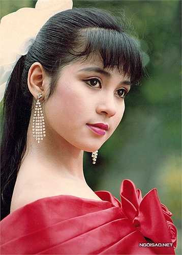 Thuở đôi mươi Việt Trinh không phải người hoạt ngôn. Chị khá trầm tính và chỉ nói khi nào cần thiết. Những hình ảnh yêu kiều, dịu dàng của Việt Trinh phần nào thể hiện đúng con người của chị khi đó. 