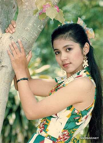 Nhiếp ảnh gia Đoàn Minh Tuấn tâm sự, anh từng làm việc với nhiều mỹ nhân Việt thập niên 90, mỗi người một vẻ và đều có sức hút khó cưỡng. Với riêng Việt Trinh, anh chụp ảnh cô rất nhiều, đến giờ xem lại không biết chọn tấm nào, bỏ tấm nào vì ở bức ảnh nào 'người đẹp Tây Đô' cũng đều xinh đẹp