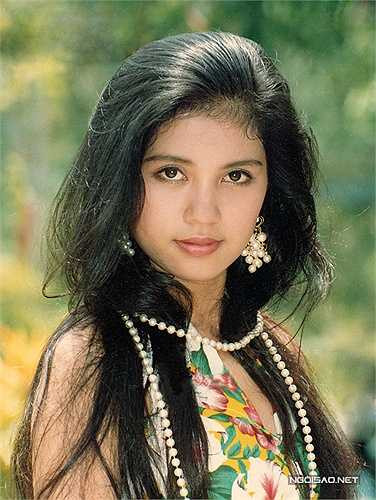 Việt Trinh sinh năm 1972, lớn lên ở vùng quê nghèo tỉnh Bình Phước. Gia cảnh nghèo, cha mẹ phải chạy ăn từng bữa, cuộc sống thiếu thốn trăm bề nên thuở nhỏ chị chẳng có lấy một ngày được ăn ngon, mặc đẹp. Chưa bao giờ sống trong nhung lụa nên từ bé Việt Trinh đã đen nhẻm, đến mức nhiều người lầm tưởng chị là người dân tộc thiểu số. Khi lớn lên, trở thành diễn viên điện ảnh, Việt Trinh mới biết người ta nhầm mình là dân tộc vì chị có đôi mắt lai.