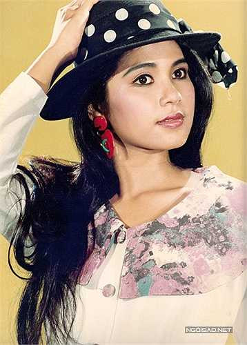 Việt Trinh không có vóc dáng chuẩn như người mẫu, mà điểm nhấn của chị chính là vẻ đẹp phúc hậu. Thuở đôi mươi, gương mặt chị trông bầu bĩnh, đáng yêu còn đôi mắt to tròn luôn ẩn chứa nỗi buồn. 