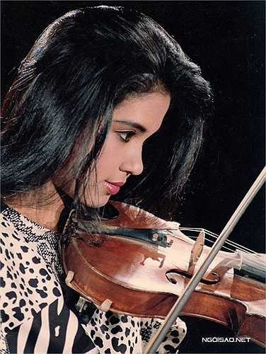 Việt Trinh chưa bao giờ tin rằng mình sẽ trở thành một ngôi sao điện ảnh. Chỉ nhỏ hơn Diễm Hương hai tuổi, nhưng khi Diễm Hương đã là một tên tuổi sáng chói, Việt Trinh vẫn chỉ là một cô bé vô danh. Thời đó, Việt Trinh từng đóng vai tỳ nữ của Diễm Hương, được đứng gần thần tượng đã là niềm hạnh phúc vô bờ. Thậm chí, nhiều lúc chị lấp ló bên ngoài chỉ để được nhìn thấy Diễm Hương rồi xin chữ ký. 