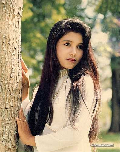 Cuộc đời Việt Trinh bước sang trang mới khi chị được mời đóng vai chính phim 'Ngọc trong đá'. Từ phim này, chị vụt sáng và được các đạo diễn săn đón. Những năm đầu thập niên 90 là thời kỳ hoàng kim của Việt Trinh khi góp mặt trong hàng trăm bộ phim ăn khách như 'Nước mắt học trò', 'Sao em vội lấy chồng', 'Lệnh truy nã', 'Xương rồng đen', 'Cô lái taxi'... Chị từng là 'người yêu màn ảnh' của những tên tuổi đình đám như Lý Hùng, Lê Tuấn Anh, Thái San...