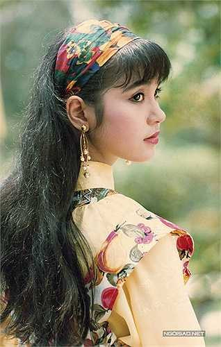 Sự nổi tiếng giúp Việt Trinh đổi đời, nhưng chị không quên gốc gác, xuất thân là một cô bé nghèo của mình. Việt Trinh thừa nhận, khi đang ở đỉnh cao của sự nghiệp, chị thường lui tới những nơi sang trọng, xa hoa... nhưng trong tâm hồn chị lúc nào cũng cảm nhận mình vẫn là một cô gái quê. 