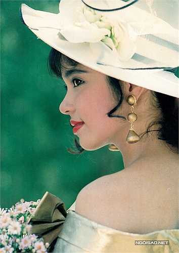 Cũng như Diễm Hương, Việt Trinh được khán giả thương yêu vô điều kiện. Ngoài chuyện chạy show đóng phim, chị thường xuyên được mời tham gia các chương trình ca nhạc hoặc giao lưu. Việt Trinh luôn chuẩn bị sẵn 7 bài hát 'tủ', để đến bất kỳ nơi đâu cũng có thể vừa hát vừa trò chuyện với người hâm mộ. Nhắc về một thời chuyên lưu diễn các tỉnh, thành khắp cả nước, Việt Trinh rưng rưng vì có quá nhiều ký ức đẹp mà sau này chẳng bao giờ có được. 