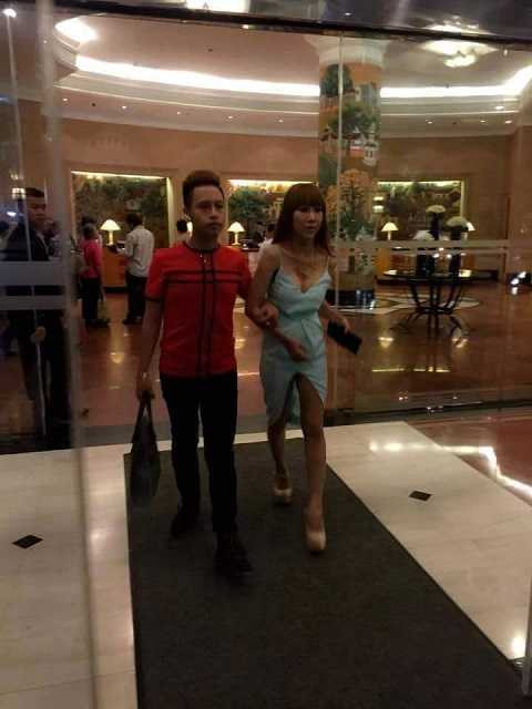 Cả hai thân mật ngay khi bước vào sảnh Cả hai thân mật ngay khi bước vào sảnh