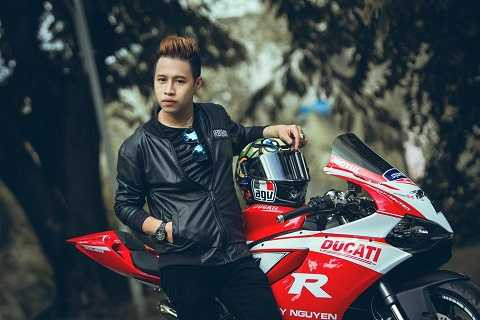 Hoàng Anh với vẻ ngoài đẹp trai, lãng tử, không ai nghĩ anh là một doanh nhân trong ngành lịch và cho thuê xe hạng sang Hoàng Anh với vẻ ngoài đẹp trai, lãng tử, không ai nghĩ anh là một doanh nhân trong ngành lịch và cho thuê xe hạng sang