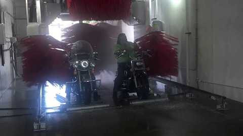 Bảo vệ chiếc mô-tô của bạn bằng việc rửa xe đúng cách