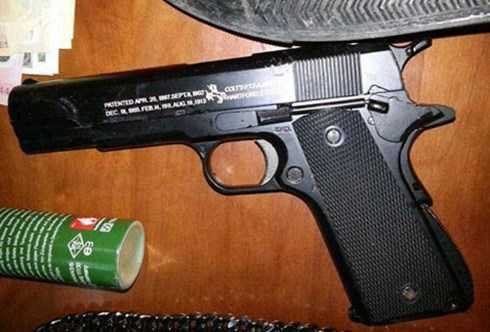 Một trong hai khẩu súng Dương và Tiến dùng để khống chế nạn nhân- Ảnh do CA cung cấp