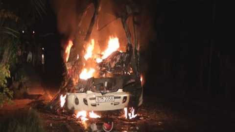 Xe khách bốc cháy trong đêm