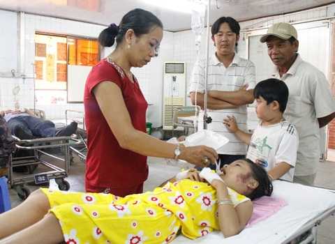 Bé Tú Anh được mẹ chăm sóc tại bệnh viện sáng 5/8 - Ảnh: Xuân An