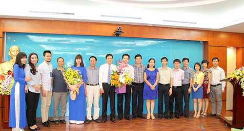 Trưởng, phó đơn vị thành viên trong Tổng Công ty tặng hoa chúc mừng tân Tổng Giám đốc và chụp ảnh kỷ niệm Trưởng, phó đơn vị thành viên trong Tổng Công ty tặng hoa chúc mừng tân Tổng Giám đốc và chụp ảnh kỷ niệm