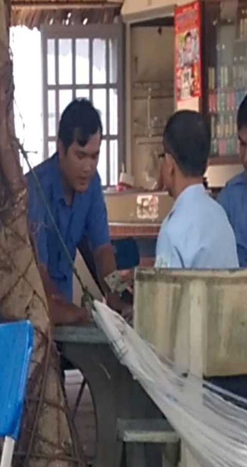 Ông Vượng, tổ trưởng Tổ trật tự đô thị phường 10 (áo trắng) chung tiền thua bài