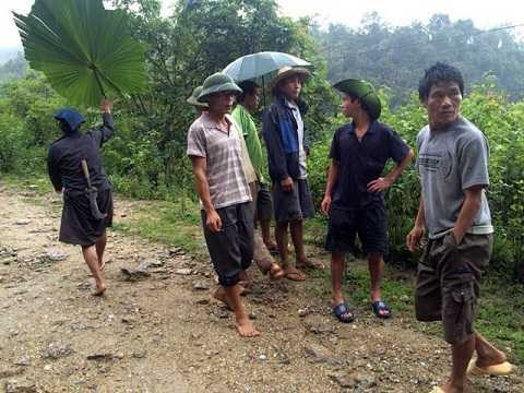 Nhiều người tham gia tìm kiếm xác cậu bé 11 tuổi Nhiều người tham gia tìm kiếm xác cậu bé 11 tuổi