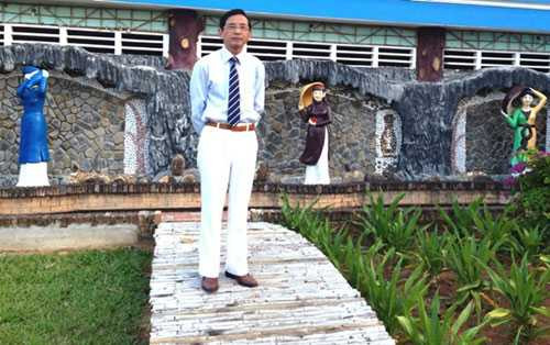 Đại gia Lê Ân và bức tượng tạc vợ cũ tại khuôn viên Làng Du lịch Chí Linh