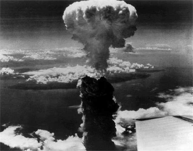 Tháng 8/1945, Mỹ thả hai quả bom nguyên tử xuống thành phố Hiroshima và Nagasaki, Nhật Bản. Hình ảnh cột khói hình nấm bốc cao sau vụ ném bom nguyên tử ở thành phố Nagasaki của Nhật Bản