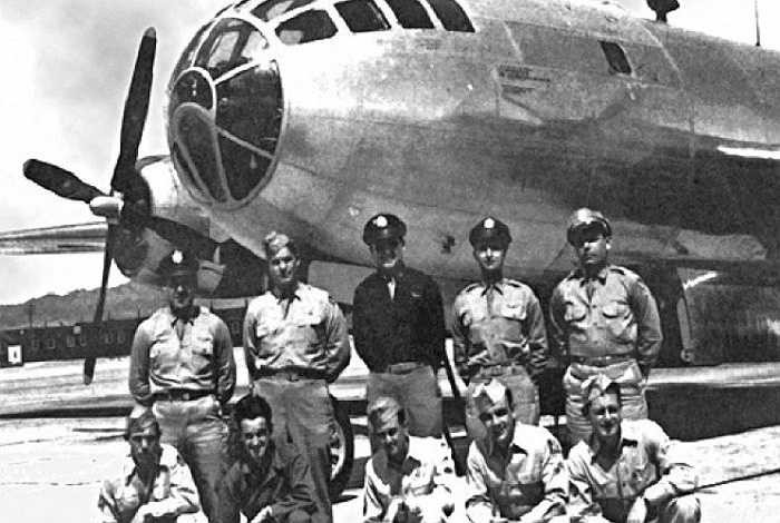 Hình ảnh phi hành đoàn trên máy bay'Fat Man' ném quả bom thứ 2 xuống Nagasaki