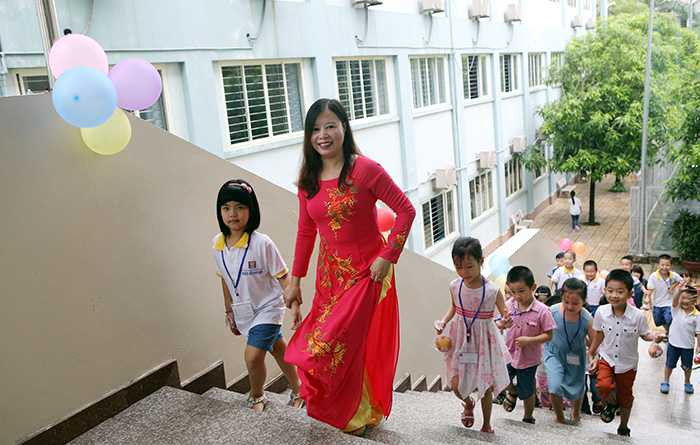 Các thầy cô giáo trường quốc tế Việt Úc ân cần đón học sinh trở lại trường sau kỳ nghỉ hè dài