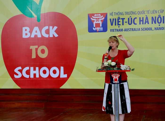 Học sinh Hà thành nhận 800 quả táo đỏ ngày tựu trường