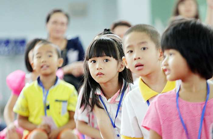 Các em học sinh tiểu học Việt Úc chăm chú nghe cô giáo kể về món quà đặc biệt