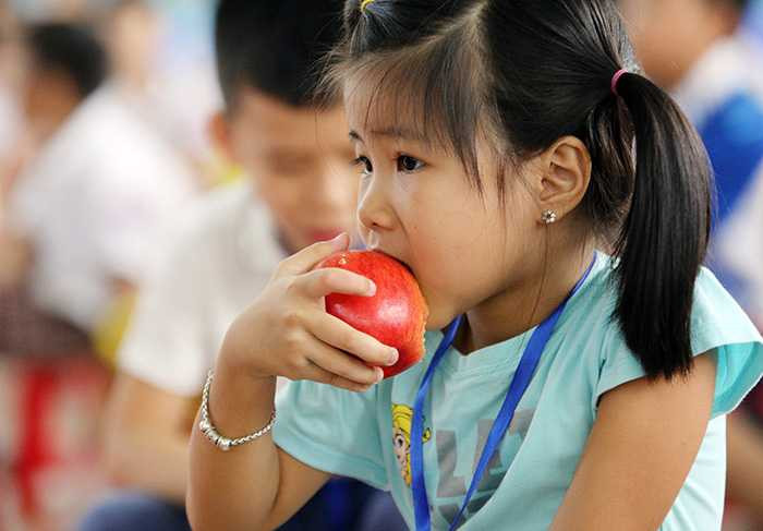 Hình ảnh ngộ nghĩnh của các em nhỏ khi nhận được món quà đặc biệt trong ngày tựu trường