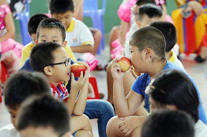 Học sinh Hà thành nhận 800 quả táo đỏ ngày tựu trường