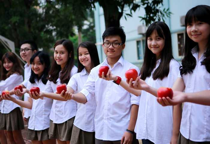 Học sinh Hà thành nhận 800 quả táo đỏ ngày tựu trường