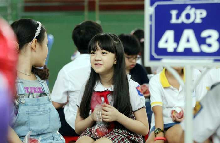 Học sinh Hà thành nhận 800 quả táo đỏ ngày tựu trường