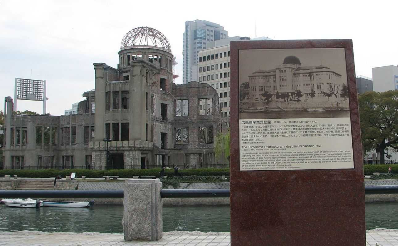 Khu tưởng niệm Hòa bình ở Hiroshima là một công trình còn sót lại sau vụ Mỹ thả bom nguyên tử năm 1945
