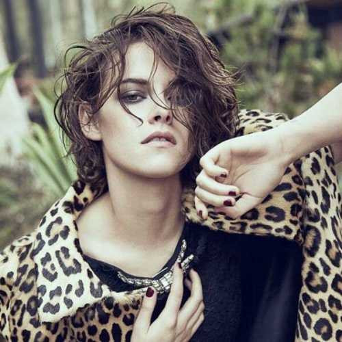 Kristen Stewart giả vờ mạnh mẽ trước tin hẹn hò đồng tính