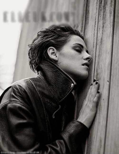 Kristen Stewart giả vờ mạnh mẽ trước tin hẹn hò đồng tính