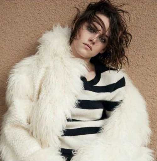 Kristen Stewart giả vờ mạnh mẽ trước tin hẹn hò đồng tính