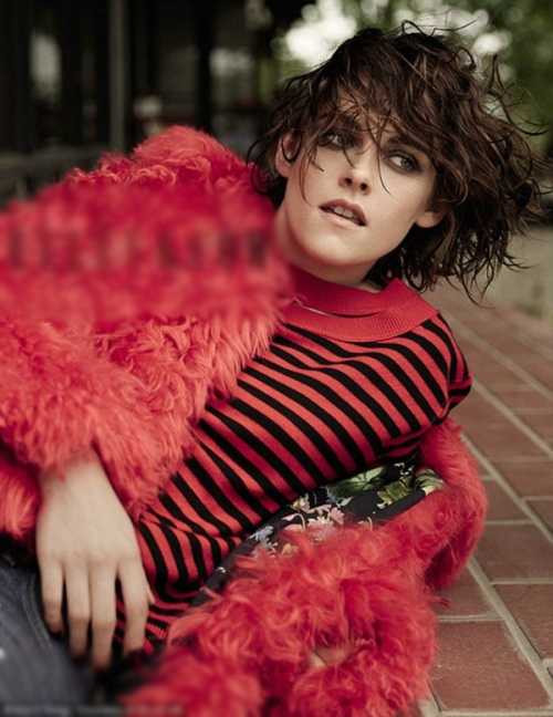Kristen Stewart giả vờ mạnh mẽ trước tin hẹn hò đồng tính