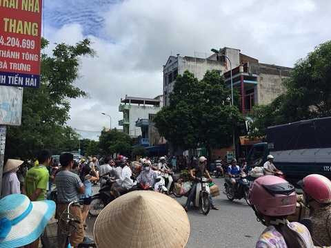 Người dân hiếu kỳ tập trung rất đông