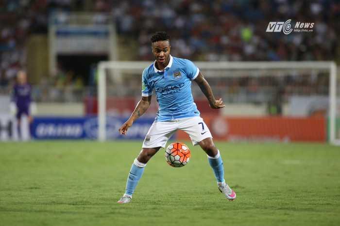Raheem Sterling (20) là cầu thủ dưới 25 tuổi hiếm hoi trong đội hình Man City (Ảnh: Phạm Thành)