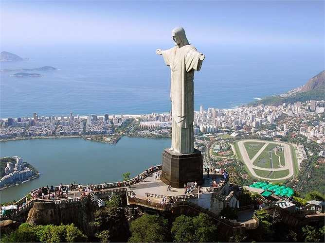 Tượng Chúa Kitô Cứu Thế, nằm ở Rio de Janeiro, Brazil cao 30 mét, bệ cao 8 mét và sải tay của tượng là 28 mét. Tượng nặng 635 tấn, và nằm trên đỉnh của núi Corcovado cao 700 mét thuộc công viên quốc gia rừng Tijuca trông về phía thành phố Rio de Janeiro. Bức tượng này được công nhận là một trong 7 kỳ quan mới của thế giới.