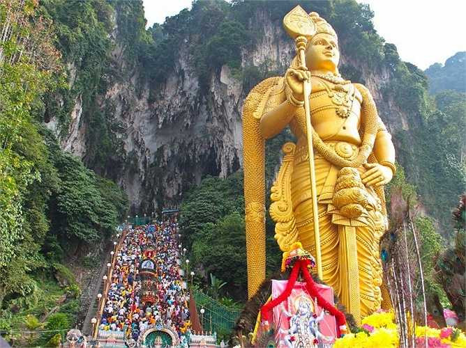 Tượng Chúa Murugan ở Malaysia được làm từ 250 tấn thép và 79 lít sơn vàng, chiều cao 42,7 mét được cho là bức tượng thần Hindu cao thứ hai thế giới.
