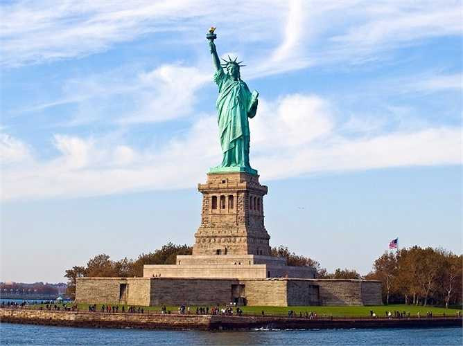 Tượng Nữ thần Tự do nằm ở đảo New York Harbor của Liberty. Bức tượng này được tạo ra ở Pháp, thiết kế bằng loại thép 'khủng' trước khi được lắp ráp tại Mỹ. Tổng chiều cao của tượng tính cả bệ tượng là 93 mét.